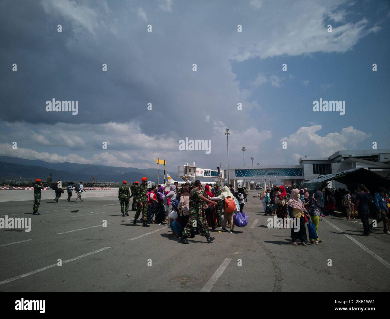 Tremblement de terre dévastateur de Palu-Sulawesi créant des centaines de bâtiments détruits et presque des milliers de morts et des milliers de blessés, beaucoup s'enfuient de palu pour trouver refuge que le tremblement de terre se produit toujours chaque jour avec une faible intensité. (Photo par Donal Husni/NurPhoto) Banque D'Images