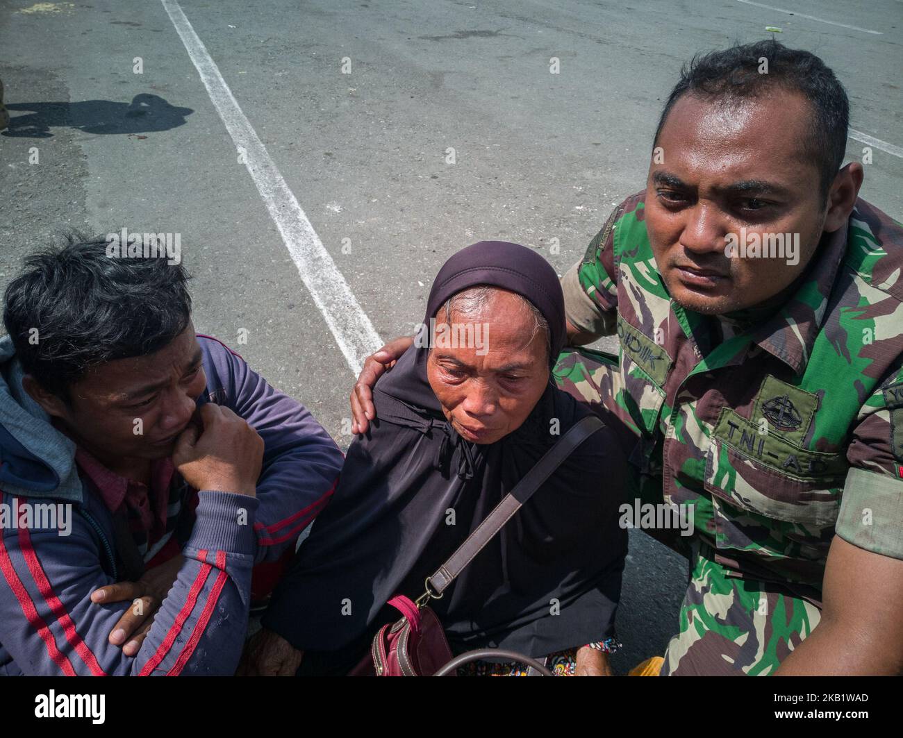 Tremblement de terre dévastateur de Palu-Sulawesi créant des centaines de bâtiments détruits et presque des milliers de morts et des milliers de blessés, beaucoup s'enfuient de palu pour trouver refuge que le tremblement de terre se produit toujours chaque jour avec une faible intensité. (Photo par Donal Husni/NurPhoto) Banque D'Images