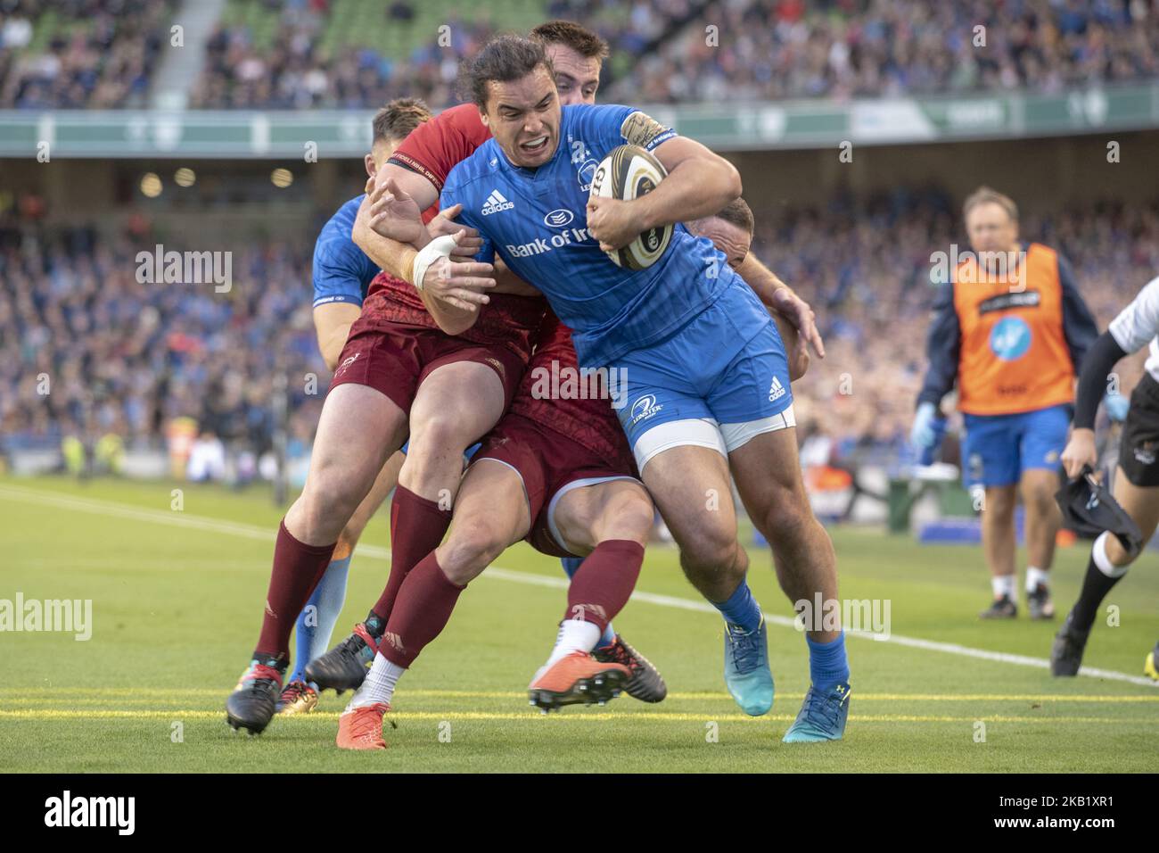 James Lowe de Leinster affronté par Niall Spannell de Munster lors du match Guinness PRO14 entre Leinster Rugby et Munster Rugby au stade Aviva de Dublin, Irlande sur 6 octobre 2018 (photo par Andrew Surma/NurPhoto) Banque D'Images