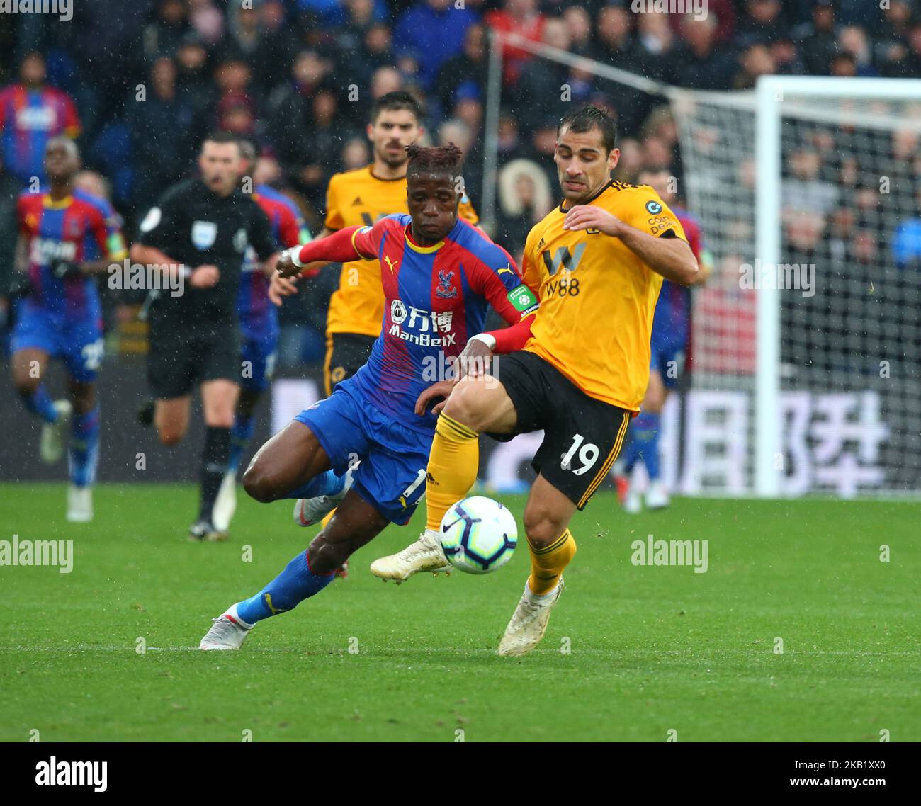 Wolverhampton Wanderers Jonny détient le Wilfried Zaha du Crystal Palace lors de la première ligue entre Crystal Palace et Wolverhampton Wanderers au stade Selhurst Park à Londres, Angleterre sur 6 octobre 2018. (Photo par action Foto Sport/NurPhoto) Banque D'Images