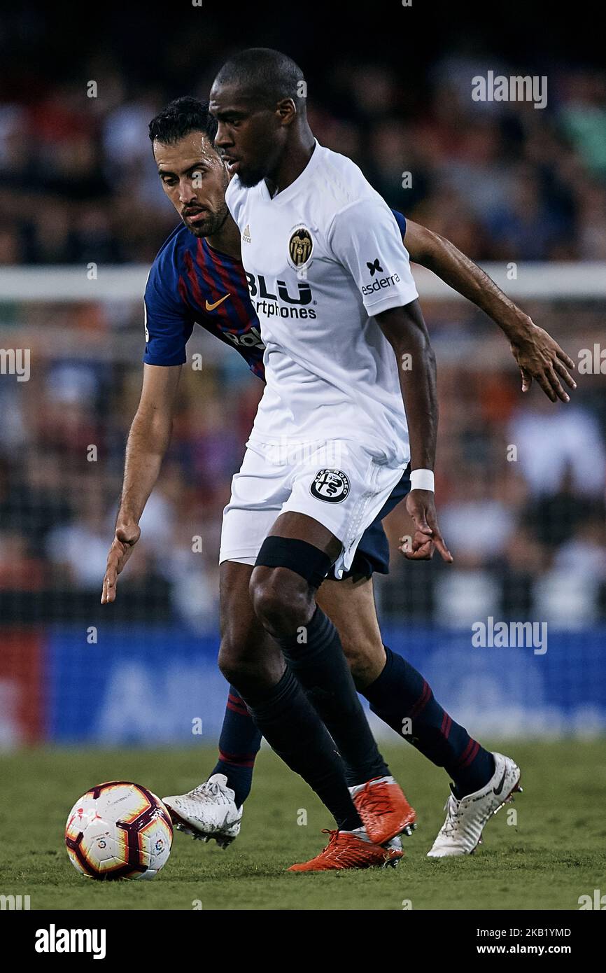 Geoffrey Kondogbia (R) de Valence CF concurrence pour le ballon avec Sergio Busquets du FC Barcelone pendant le match de la Liga entre Valencia CF et FC Barcelone à Mestalla on 7 octobre 2018 à Valence, Espagne (photo de David Aliaga/NurPhoto) Banque D'Images