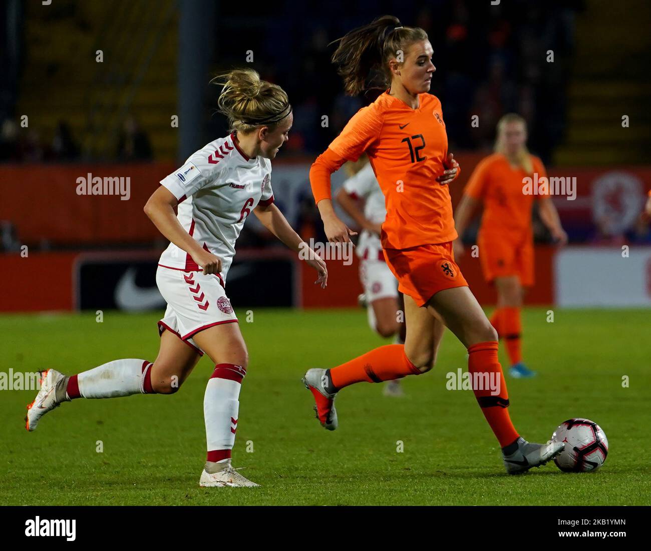 L-R Nanna Christiansen, du Danemark, et Jill Roord, des pays-Bas, lors de la qualification européenne de l'UEFA, jouez la coupe du monde des femmes de la FIFA 2019 entre les pays-Bas et le Danemark au stade Verlegh Stadion Brada-Vrijdag, aux pays-Bas, en Angleterre, le 05 octobre 2018. (Photo par action Foto Sport/NurPhoto) Banque D'Images