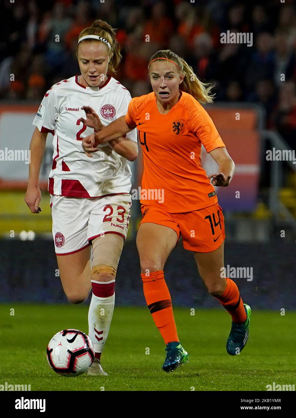 Jackie Groenen, de Nederland, détient Karan Holmgaard, du Danemark, lors de l'UEFA European qualificative Play Off 2019 FIFA Women's World Cup entre Nederland et le Danemark au stade Verlegh Stadion Brada-Vrijdag, pays-Bas, Angleterre, le 05 octobre 2018. (Photo par action Foto Sport/NurPhoto) Banque D'Images