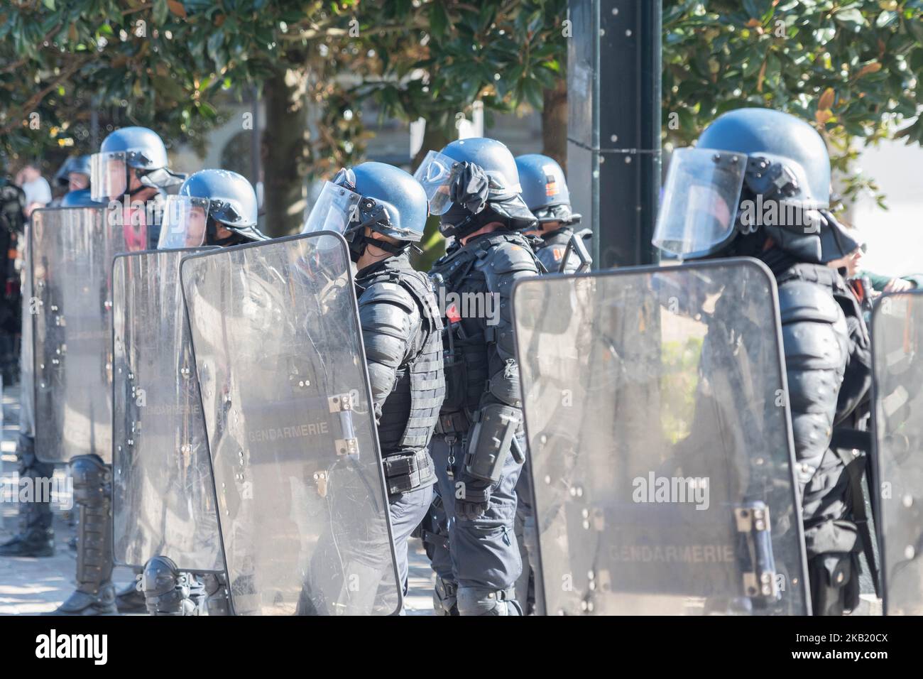 Les gendarmes anti-émeute contrôlent les manifestants lors d'une grève nationale d'une journée au sujet des politiques du président Emmanuel Macron sur l'9 octobre 2018 à Nantes, dans l'ouest de la France. (Photo par Estelle Ruiz/NurPhoto) Banque D'Images