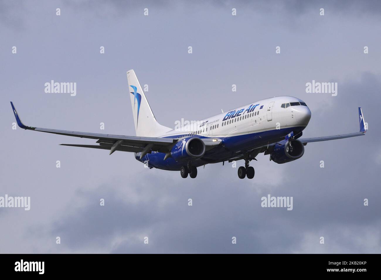 Blue Air Boeing 737-800 avec enregistrement YR-BMN a effectué pour la première fois en 2011 un atterrissage à l'aéroport international d'Amsterdam Schiphol aux pays-Bas. Blue Air Aircraft fonctionne pour LOT Polish Airlines car il est loué à l'eau. Blue Air a une flotte de 30 types différents de Boeing 737 et 12 de plus en ordre. 3 d'entre eux sont loués à l'eau à LOT Polish Airlines. LE LOT relie Amsterdam à l'aéroport Chopin de Varsovie. (Photo de Nicolas Economou/NurPhoto) Banque D'Images