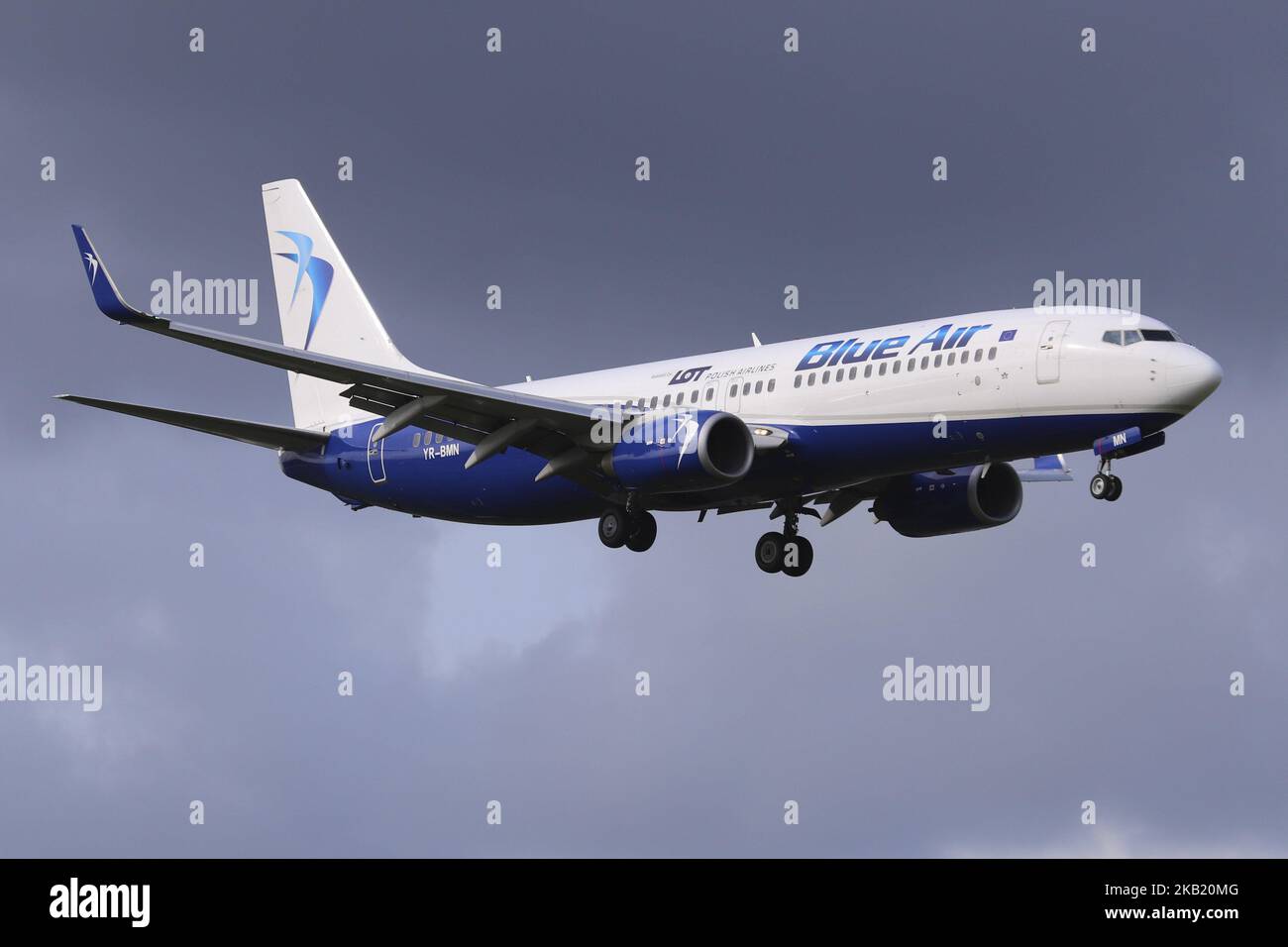 Blue Air Boeing 737-800 avec enregistrement YR-BMN a effectué pour la première fois en 2011 un atterrissage à l'aéroport international d'Amsterdam Schiphol aux pays-Bas. Blue Air Aircraft fonctionne pour LOT Polish Airlines car il est loué à l'eau. Blue Air a une flotte de 30 types différents de Boeing 737 et 12 de plus en ordre. 3 d'entre eux sont loués à l'eau à LOT Polish Airlines. LE LOT relie Amsterdam à l'aéroport Chopin de Varsovie. (Photo de Nicolas Economou/NurPhoto) Banque D'Images