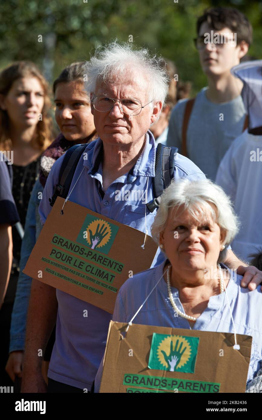 Les grands-parents tiennent des écriteaux indiquant « les grands-parents pour le climat ». Après le rapport du GIEC sur la différence entre 1,5°C et 2°C du réchauffement climatique, les organisateurs (Gaïa-IEP, IEP signifie Institut d'études politiques) de la Marche pour le climat ont organisé une autre marche pour le climat à Toulouse avec la devise '#It's STILL time'. Des milliers de personnes ont participé au rassemblement puis à la chaîne humaine. Ils ont été bloqués par la police anti-émeute car ils voulaient aller au centre-ville. Toulouse. France. 13 octobre 2018. (Photo d'Alain Pitton/NurPhoto) Banque D'Images