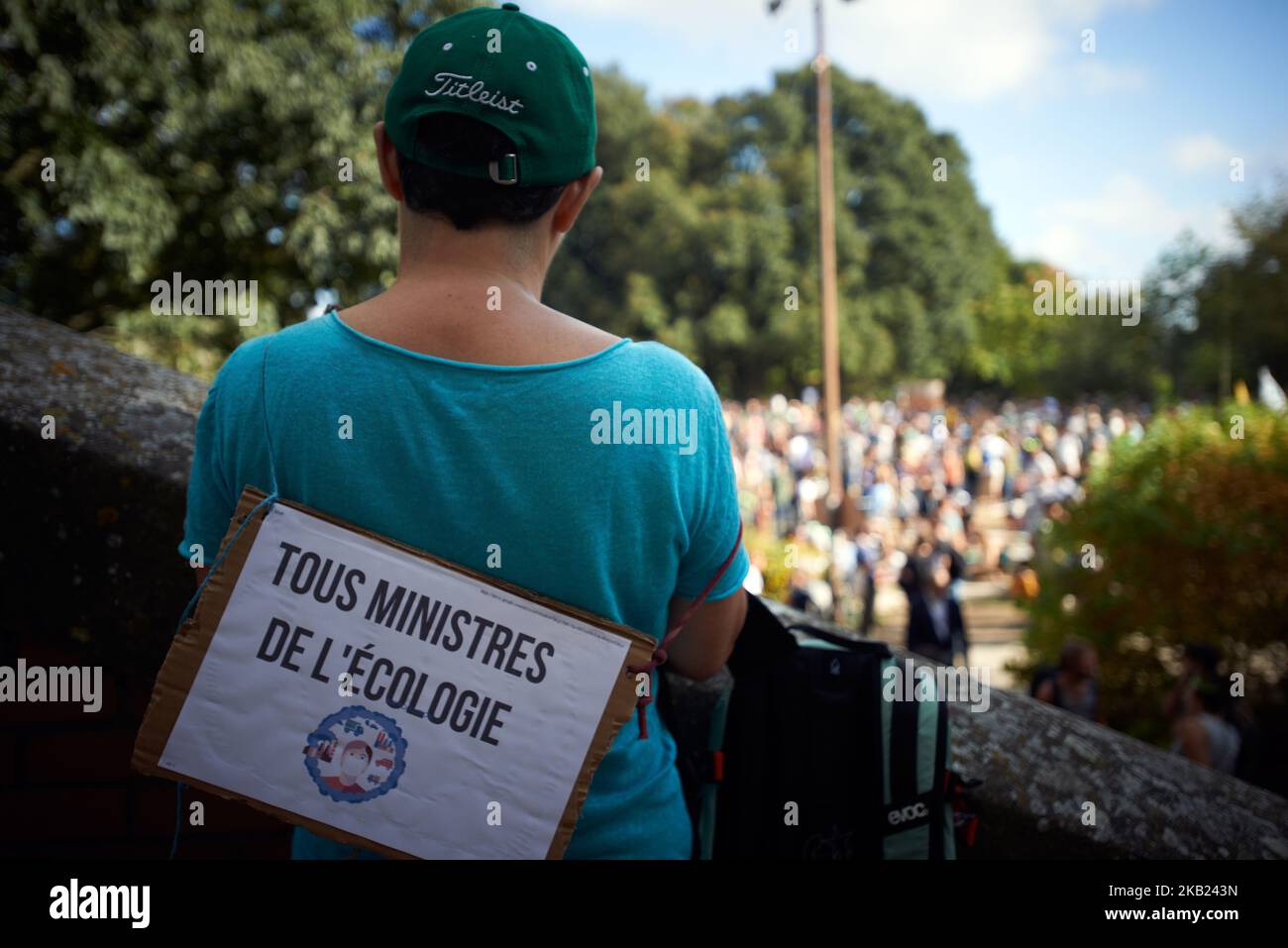 Une femme regarde le rassemblement et porte un écriteau portant la mention 'Alll ministre de l'Ecologie'. Après le rapport du GIEC sur la différence entre 1,5°C et 2°C du réchauffement climatique, les organisateurs (Gaïa-IEP, IEP signifie Institut d'études politiques) de la Marche pour le climat ont organisé une autre marche pour le climat à Toulouse avec la devise '#It's STILL time'. Des milliers de personnes ont participé au rassemblement puis à la chaîne humaine. Ils ont été bloqués par la police anti-émeute car ils voulaient aller au centre-ville. Toulouse. France. 13 octobre 2018. (Photo d'Alain Pitton/NurPhoto) Banque D'Images