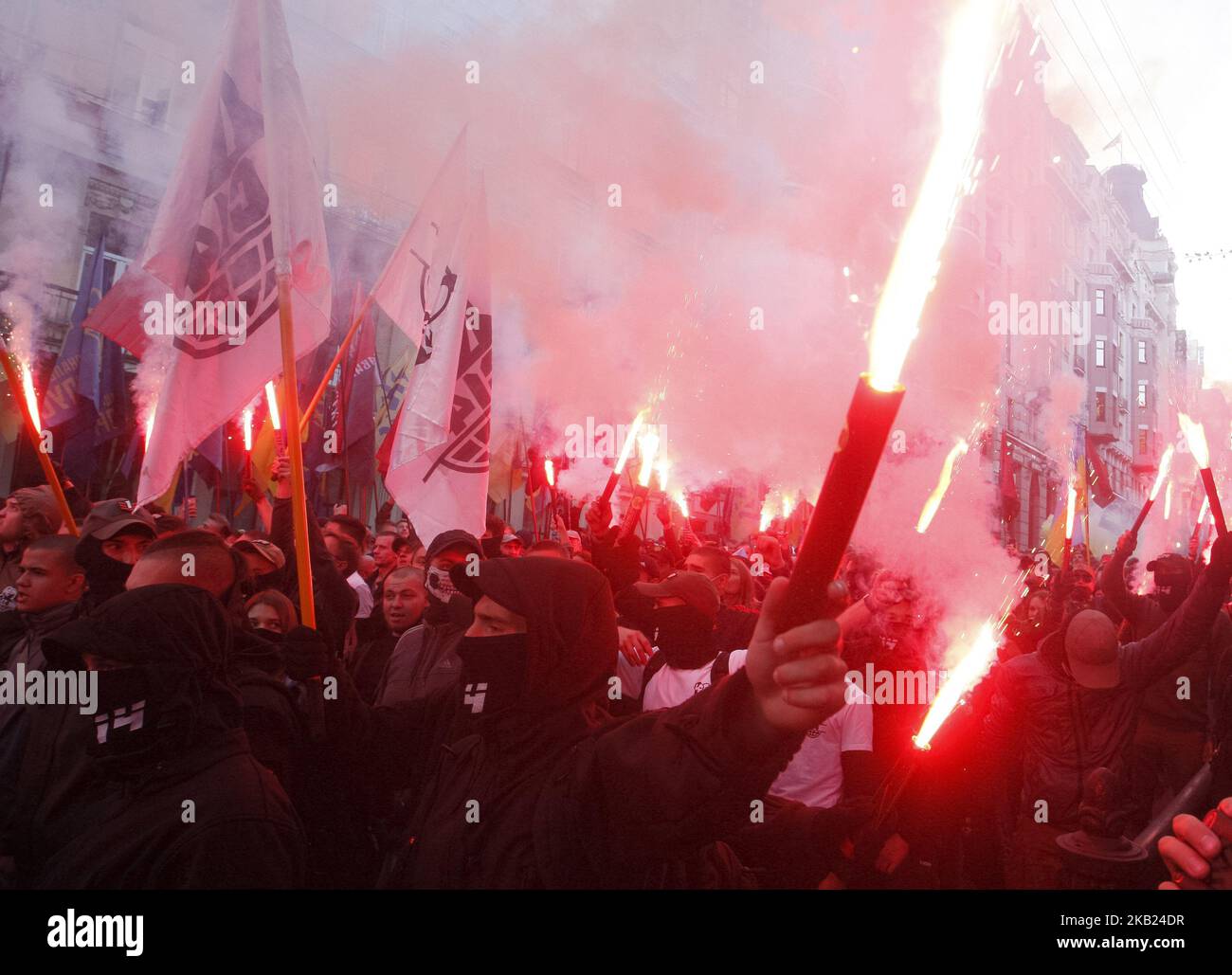 Les militants ukrainiens d'extrême droite assistent à une marche qui se tiendra jusqu'au 76th anniversaire de la création de l'Armée insurrectionnelle ukrainienne (UPA) dans le centre de Kiev, en Ukraine, le 14 octobre 2018. Les militants se sont rassemblés dans la capitale ukrainienne pour célébrer le 76th anniversaire de la création de l'Armée insurrectionnelle ukrainienne (UPA). (Photo de Vladimir Sindeyeve/NurPhoto ) Banque D'Images