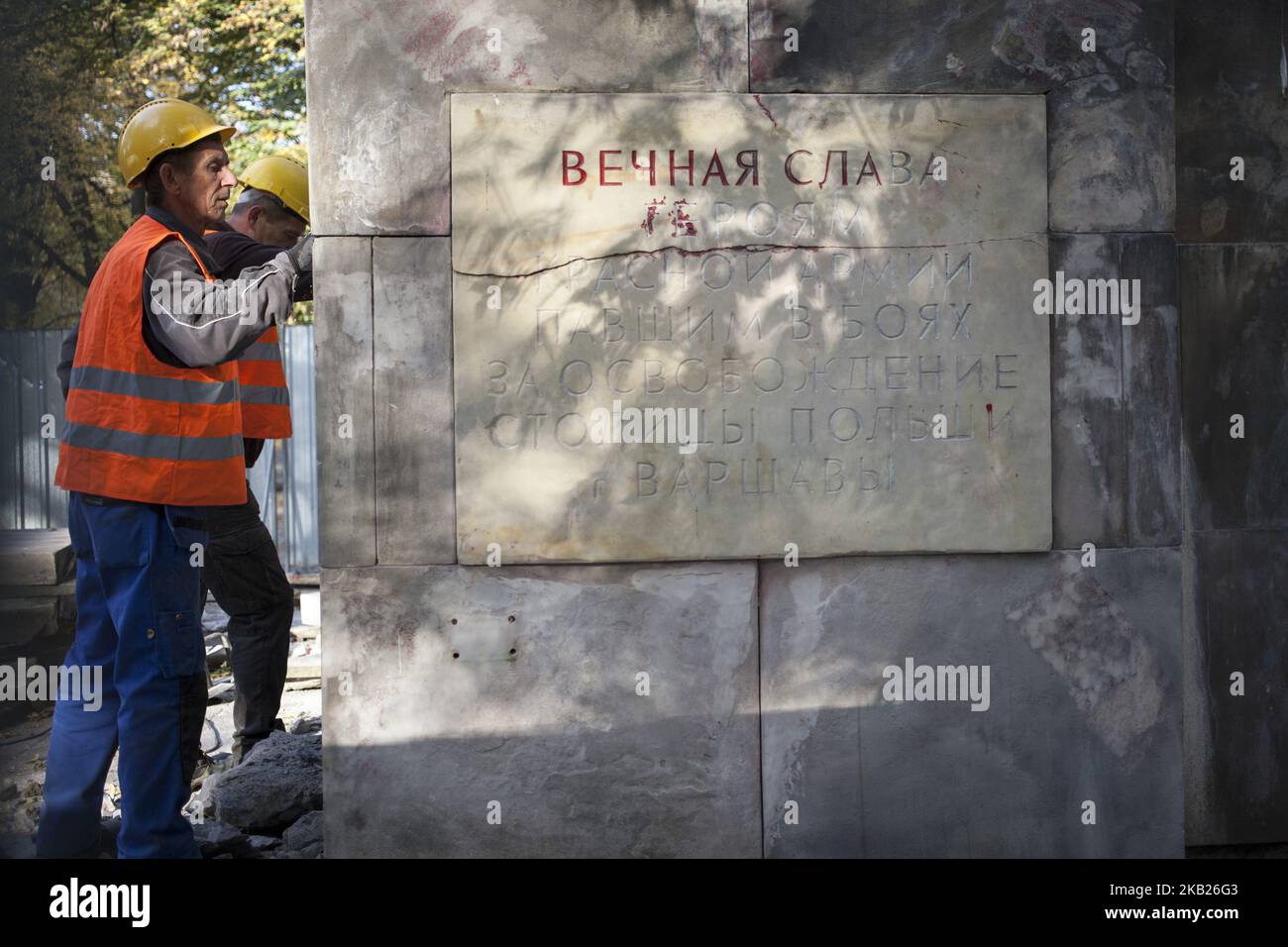 Démolition du monument de l'Armée rouge sur la base de la loi de dédécomposition de Varsovie sur 17 octobre 2018. (Photo de Maciej Luczniewski/NurPhoto) Banque D'Images