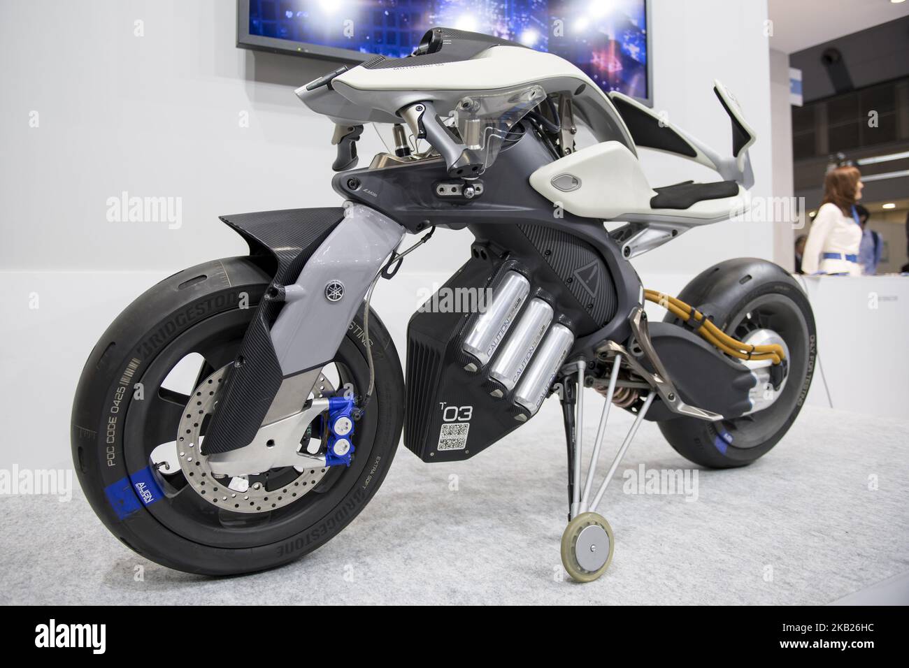 Une moto concept avec des capacités autonomes se balance au stand Yamaha  lors de la Japan robot week 2018 à Tokyo sur 17 octobre 2018. Le concept de  moto électrique, appelé «