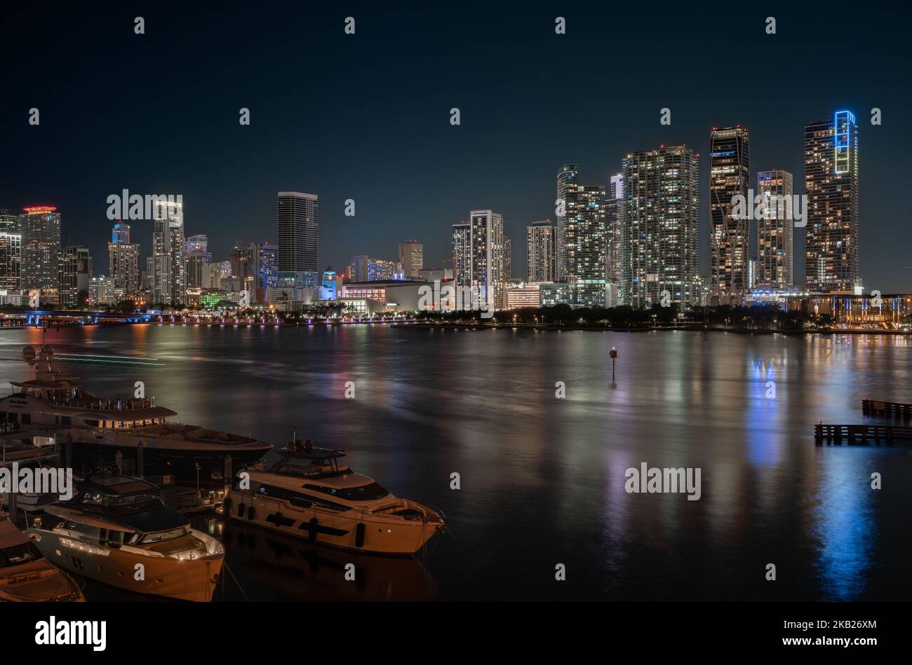 Nuit Cityscape of Miami - Biscayne Bay - yachts Banque D'Images