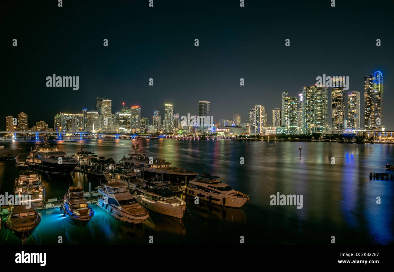 Nuit Cityscape of Miami - Biscayne Bay - yachts Banque D'Images