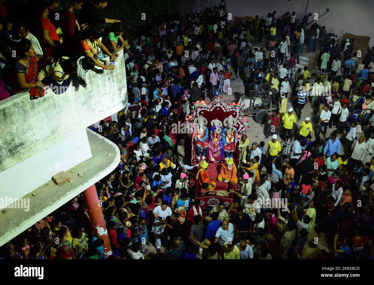 Les Indiens se réunissent sur un terrain pour jeter un coup d'œil aux artistes indiens habillés comme God Rama, Frère Laxman et épouse Seeta lors d'une procession religieuse marquant le festival de Dussehra dans la vieille ville d'Allahabad sur 19 octobre, 2018. Festival de Vijya Dashmi célébré comme la victoire du roi Rama sur Ravana, le bien sur le mal comme indiqué dans l'épique Ramayana. (Photo de Ritesh Shukla ) (photo de Ritesh Shukla/NurPhoto) Banque D'Images