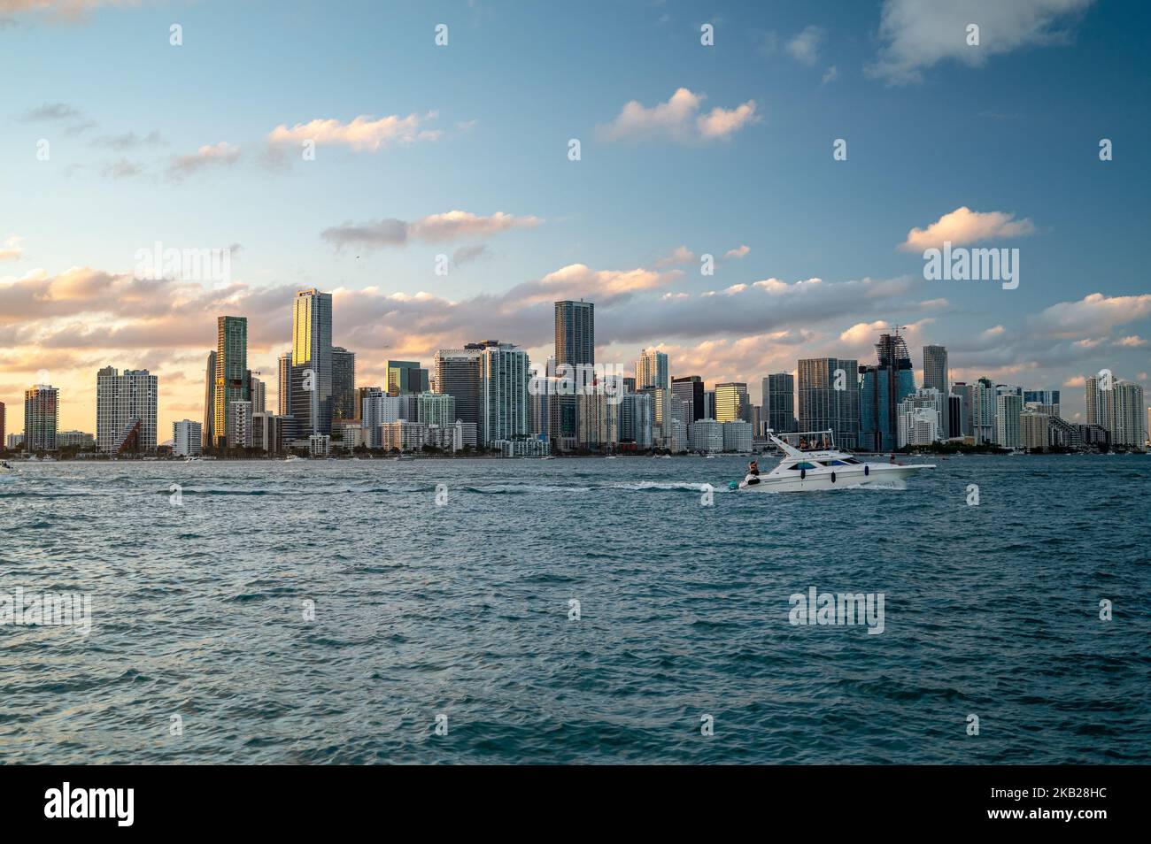 Golden hour Cityscape de Miami Brickell au coucher du soleil - yacht Banque D'Images