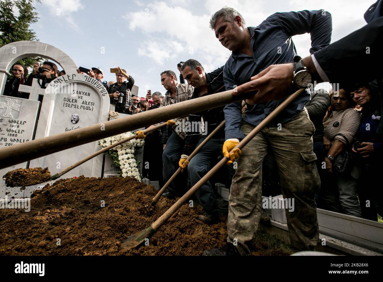Le cercueil du photographe turc Ara Guler est transporté au cimetière