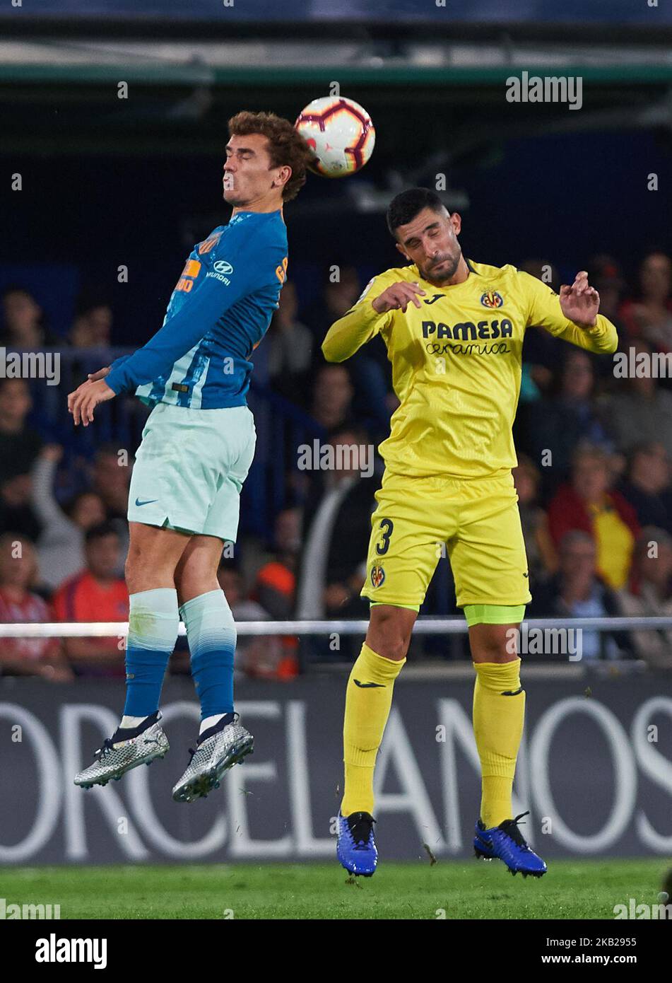 Alvaro Gonzalez de Villarreal CF et Antoine Griezmann de l'Atletico de Madrid pendant le match de la Liga entre Villarreal CF et Atletico de Madrid au stade de la Ceramica sur 18 octobre 2018 à Vila-Real, en Espagne. (Photo de Maria Jose Segovia/NurPhoto) Banque D'Images