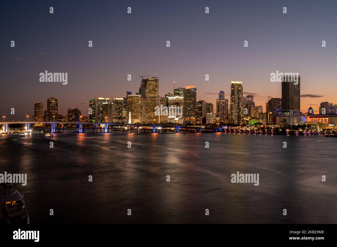 Paysage urbain de Miami Golden hour - nuit / coucher de soleil - Biscayne Bay Banque D'Images