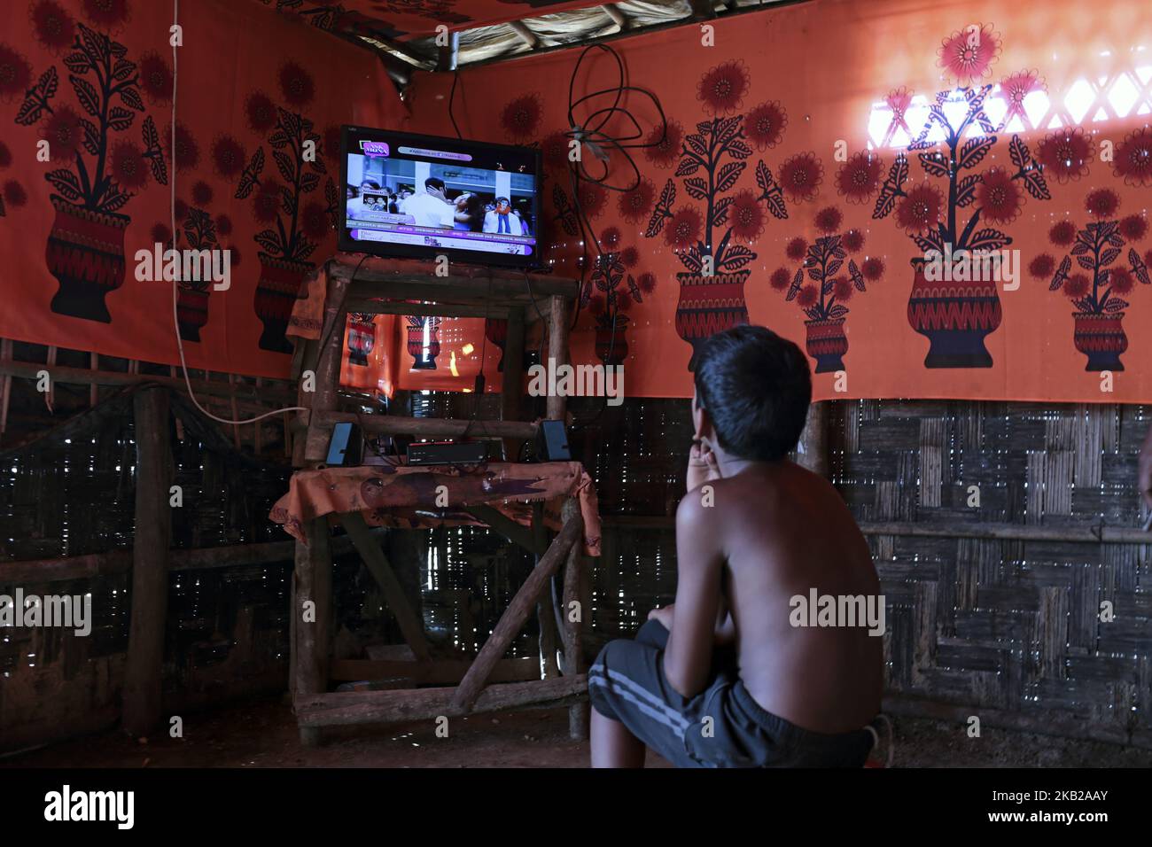 Un garçon de Rohingya aime la chanson hindi à la télévision dans le camp de Kutupalong à Cox's Bazar, Bangladesh, 18 octobre 2018. (Photo de Kazi Salahuddin Razu/NurPhoto) Banque D'Images