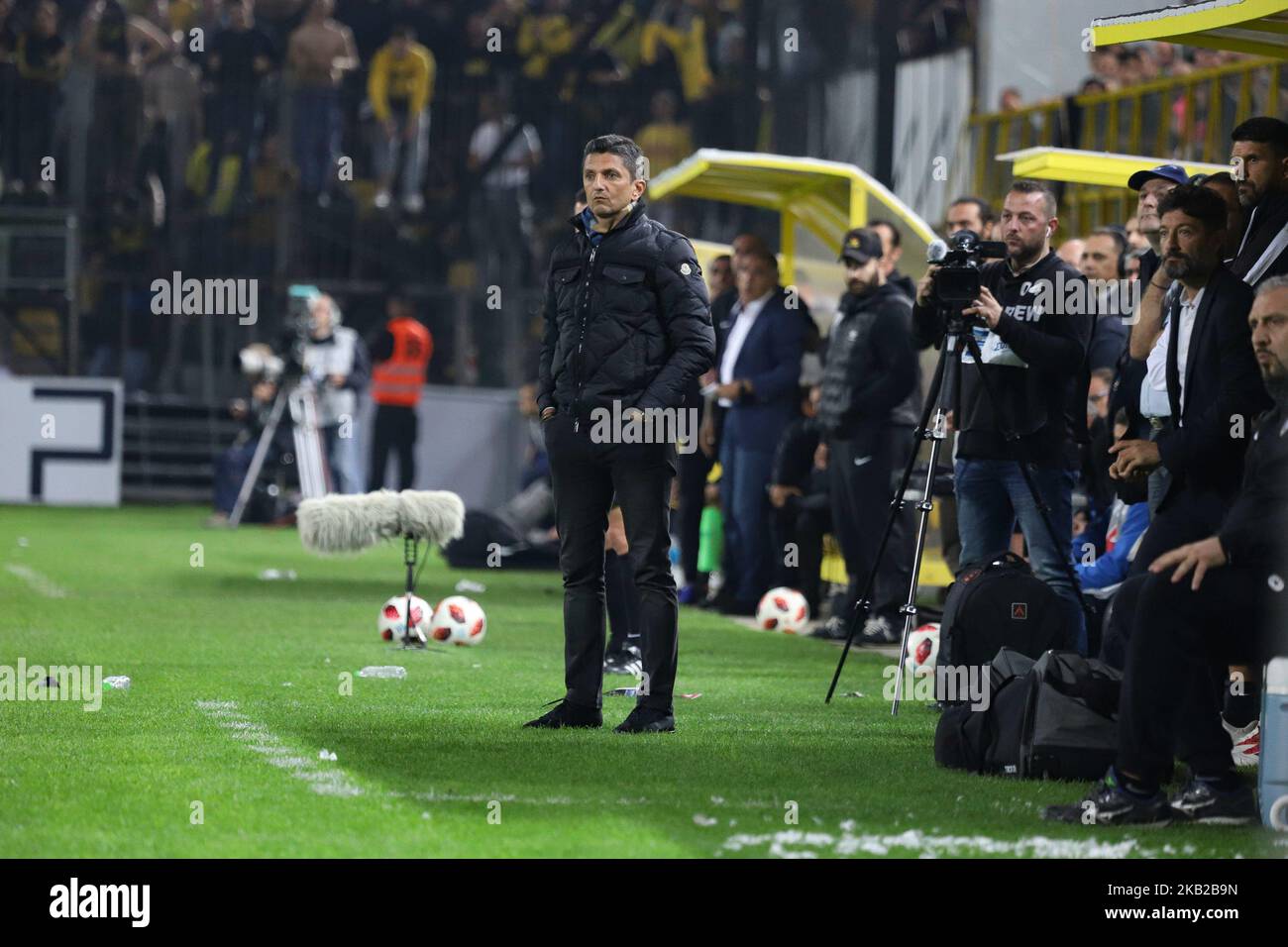 R?zvan Lucescu, entraîneur de FC PAOK comme vu dans le jeu entre FC ARIS vs FC PAOK 1-2, jeu pour la SuperLeague Grèce, la première catégorie à Thessalonique, Grèce, le 21 octobre 2018. Le match a eu lieu au stade Kleanedhis Vikelides ou au stade Charilaou, domicile du FC Aris. A marqué Aris dans le 2' min avec Mateo Garcia, puis Aleksandar Prijovic pour PAOK a frappé une pénalité dans le 36' puis dans le 84'. Après cette victoire, FC PAOK a conservé sa position 1st dans le championnat grec. Paok a gagné 2-1. (Photo de Nicolas Economou/NurPhoto) Banque D'Images