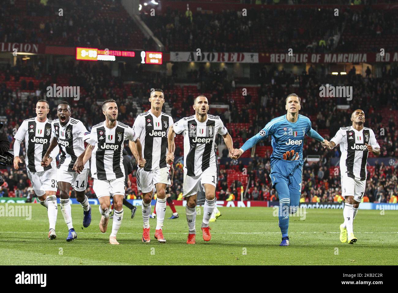 L'équipe de Juventus célèbre la victoire après le match de football de l'UEFA Champions League Group Stage n.3 Manchester United contre Juventus sur 23 octobre 2018 au Old Trafford, à Manchester, au Royaume-Uni. (Photo de Matteo Bottanelli/NurPhoto) Banque D'Images