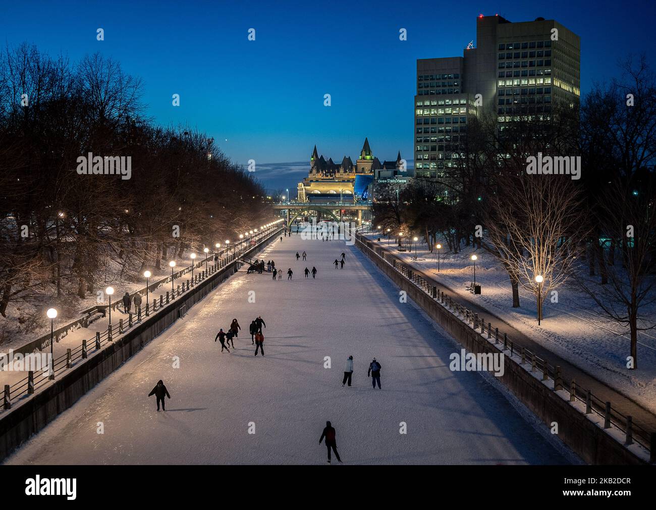 Patinage sur glace à la tombée de la nuit du canal Rideau Banque D'Images