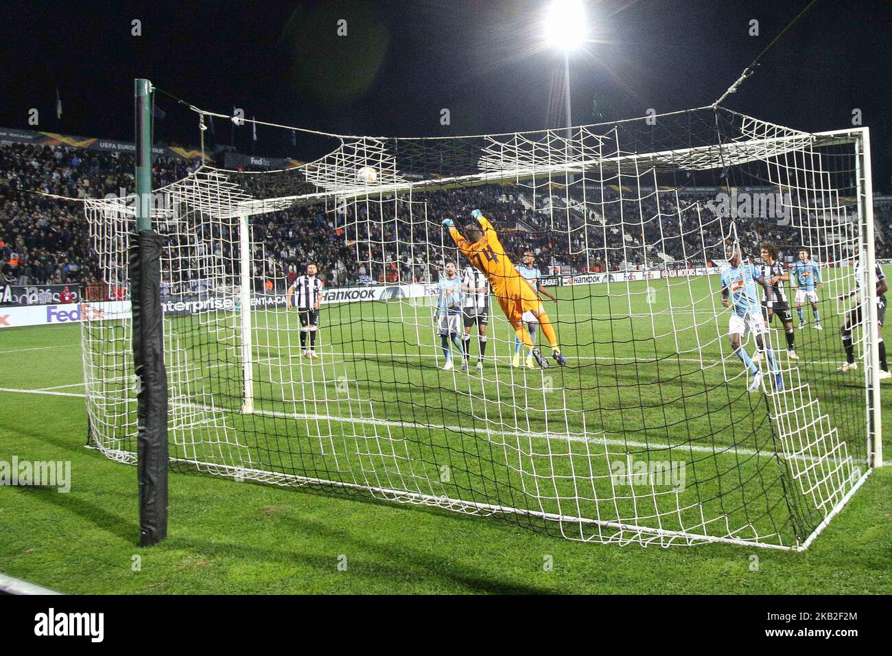 Gardien de but Adam Kovacsik (Videoton) #74 économiser. FC PAOK vs MOL Vidi FC 0-2 au stade Toumba à Thessalonique, Grèce pour l'UEFA Europa League Group L. Videon a marqué à 12' avec Szabolcs Huszti et à 45' avec Stokira. PAOK avait la possession de 74% avec 12 tirs finaux, 0 cartes jaunes contre Vidi avec 5 tirs finaux et 5 cartes jaunes. (Photo de Nicolas Economou/NurPhoto) Banque D'Images