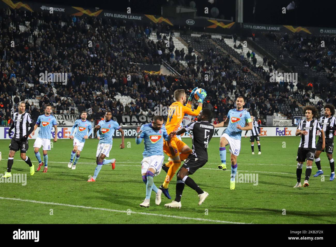 Gardien de but Adam Kovacsik (Videoton) #74 économiser. FC PAOK vs MOL Vidi FC 0-2 au stade Toumba à Thessalonique, Grèce pour l'UEFA Europa League Group L. Videon a marqué à 12' avec Szabolcs Huszti et à 45' avec Stokira. PAOK avait la possession de 74% avec 12 tirs finaux, 0 cartes jaunes contre Vidi avec 5 tirs finaux et 5 cartes jaunes. (Photo de Nicolas Economou/NurPhoto) Banque D'Images