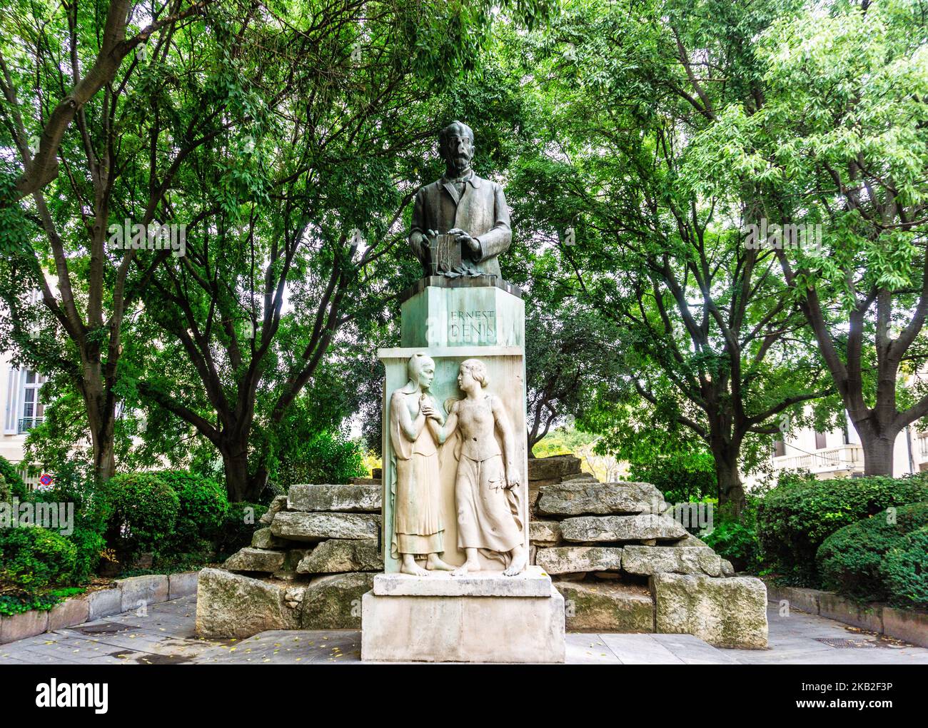 Statue d'Ernest Denis, historien français à Nímes, France Banque D'Images