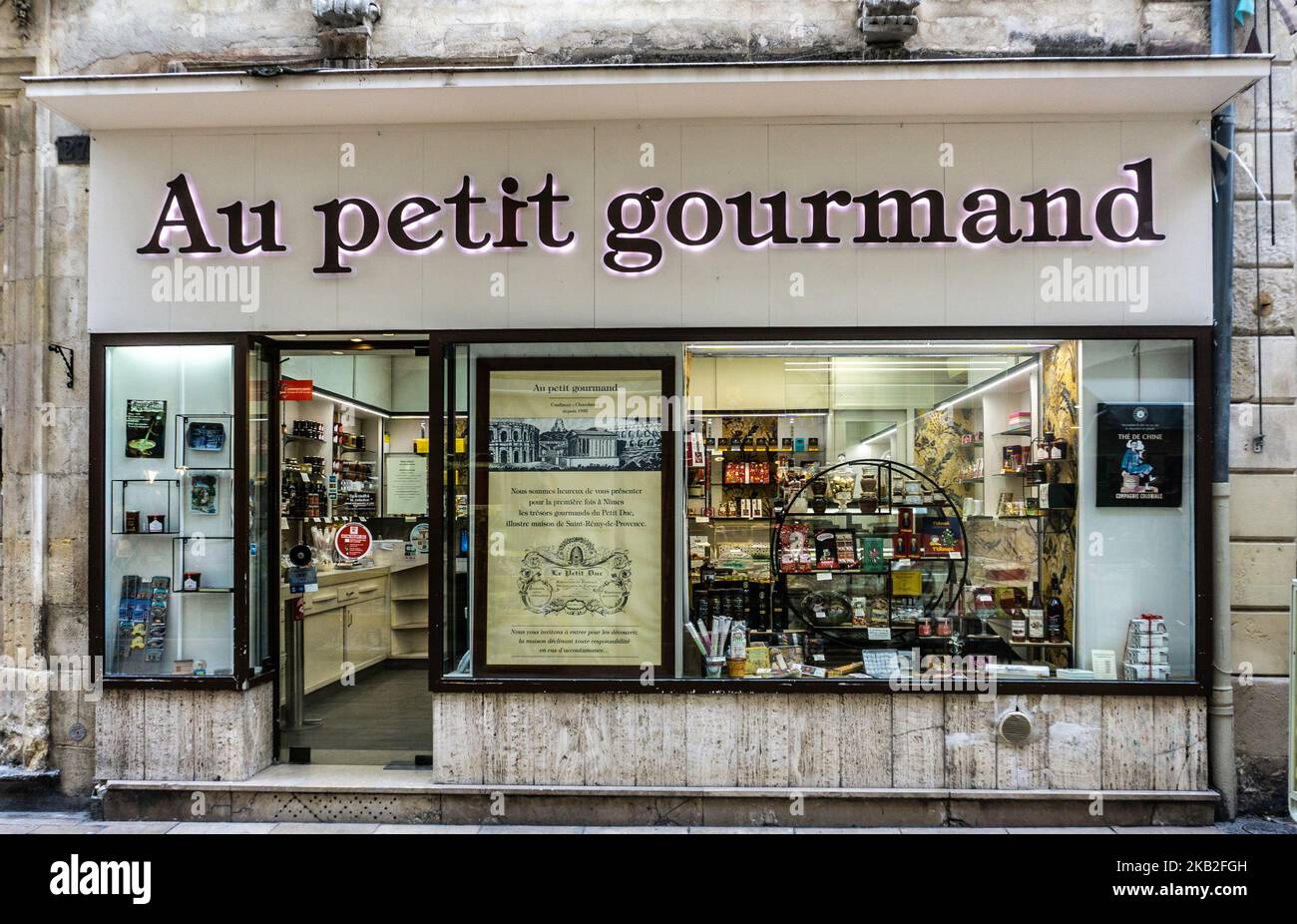 Au petit Gourmand Nímes, France. Chocolatier, confiserie, charcuterie Banque D'Images