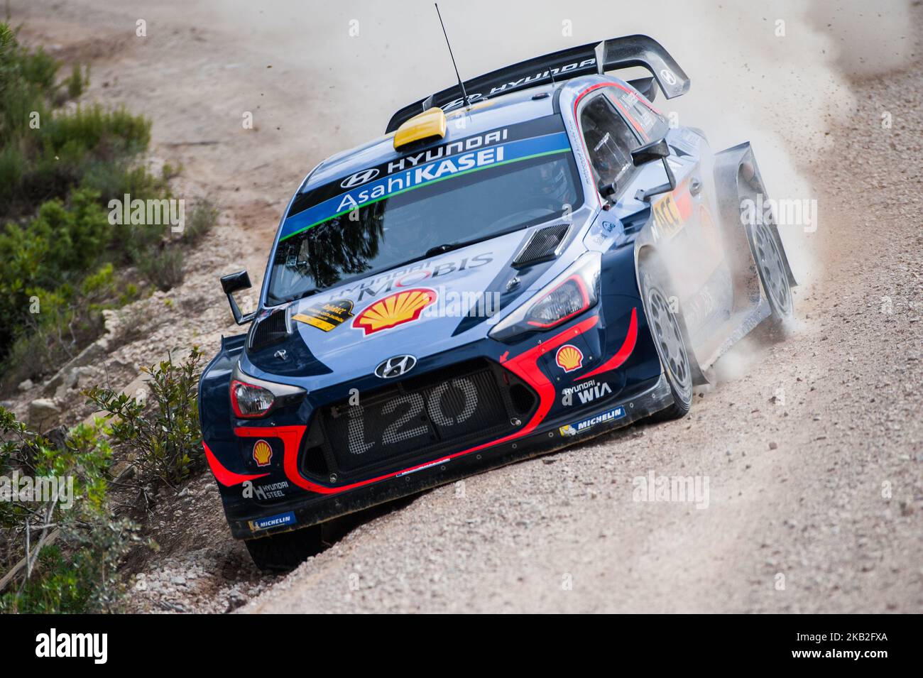 Le pilote norvégien Andreas Mikkelsen et son copilote Anders Jaener de Hyundai Motorsport pilotant son coupé Hyundai i20 WRC lors de la première journée du rallye RACC Catalunya Costa Daurada, sur 26 octobre 2018 à Salou, en Espagne. (Photo de Joan Cros/NurPhoto) Banque D'Images