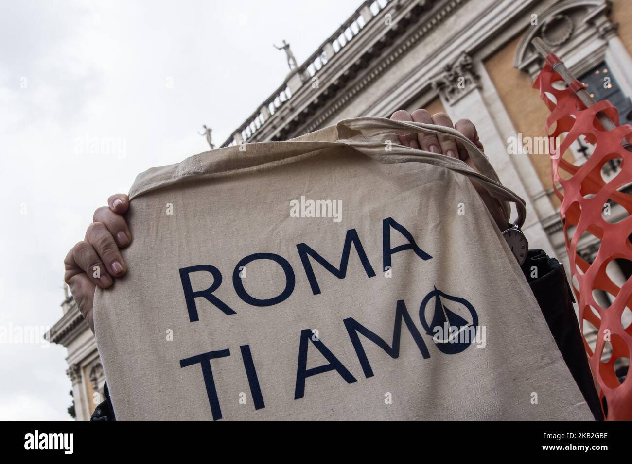 Les citoyens de Rome, fatissés de la dégradation de la ville, manifestent devant la colline du Capitole de Campidoglio à 27 octobre 2018, en Italie (photo d'Andrea Ronchini/NurPhoto) Banque D'Images