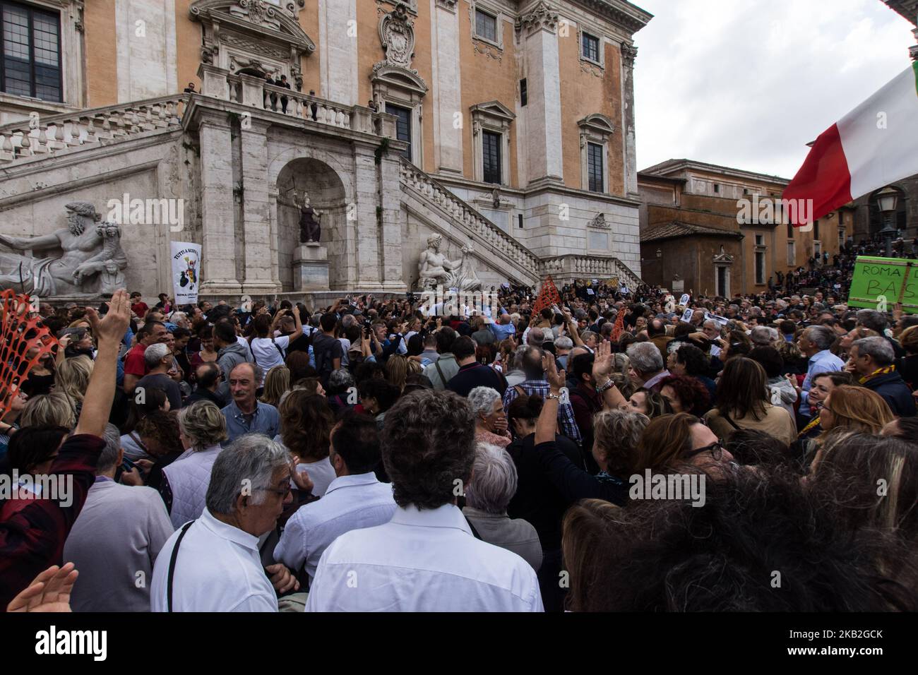 Les citoyens de Rome, fatissés de la dégradation de la ville, manifestent devant la colline du Capitole de Campidoglio à 27 octobre 2018, en Italie (photo d'Andrea Ronchini/NurPhoto) Banque D'Images
