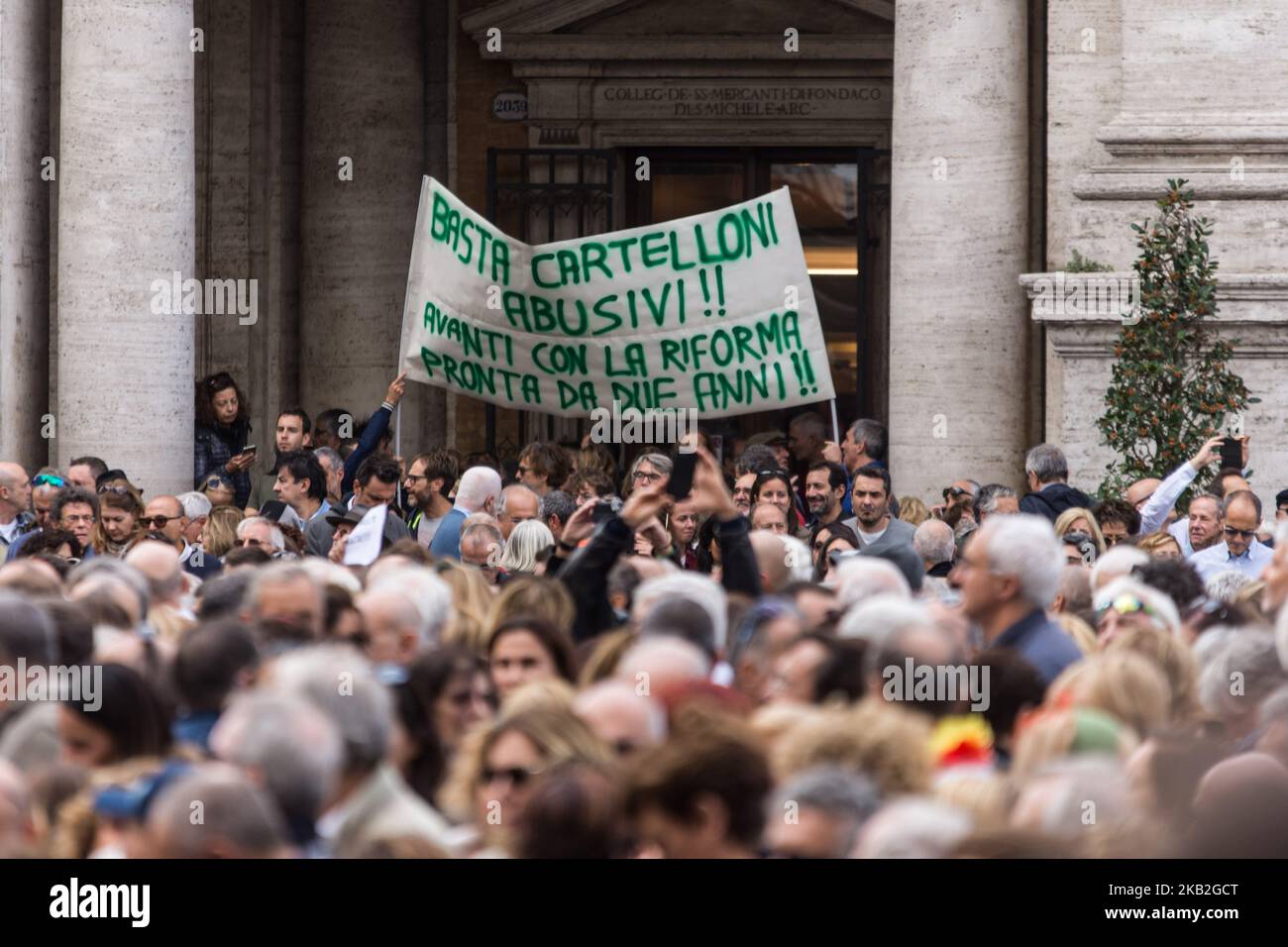 Les citoyens de Rome, fatissés de la dégradation de la ville, manifestent devant la colline du Capitole de Campidoglio à 27 octobre 2018, en Italie (photo d'Andrea Ronchini/NurPhoto) Banque D'Images
