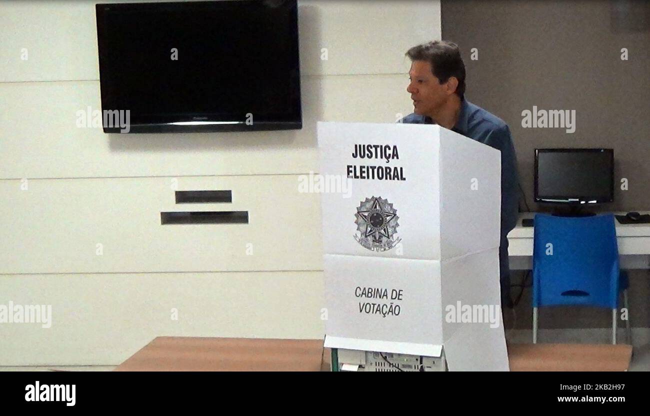 Le candidat présidentiel brésilien pour le Parti des travailleurs (PT) Fernando Haddad, vote dans un bureau de vote à Sao Paulo, au Brésil, au deuxième tour de l'élection présidentielle, sur 28 octobre 2018. - Les Brésiliens choisiront leur président aujourd'hui au cours du deuxième tour des élections nationales entre la marque de feu d'extrême droite Jair Bolsonaro et le gauchiste Fernando Haddad (photo de Cris Faga/NurPhoto) Banque D'Images