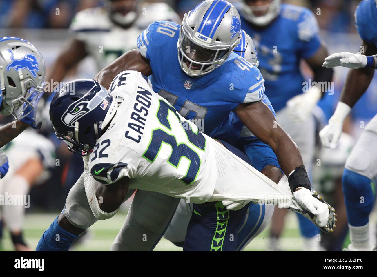 Seattle Seahawks en arrière Chris Carson (32) est attaqué par le linebacker des Lions de Detroit Jarrad Davis (40) lors de la première moitié d'un match de football de la NFL à Detroit, Michigan, États-Unis, dimanche, 28 octobre 2018. (Photo de Jorge Lemus/NurPhoto) Banque D'Images