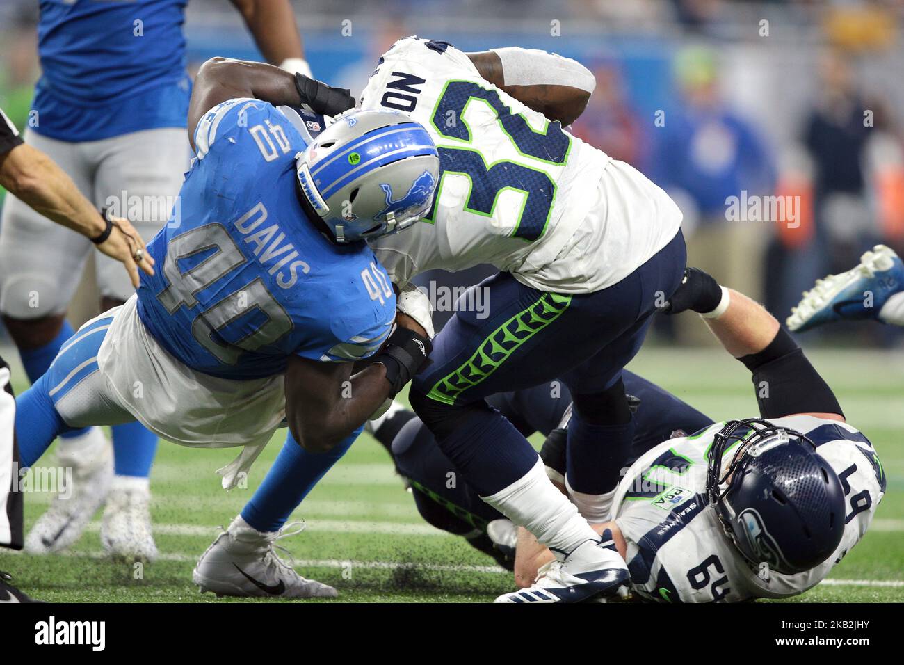 Seattle Seahawks en arrière Chris Carson (32) est attaqué par le linebacker des Lions de Detroit Jarrad Davis (40) pendant la deuxième moitié d'un match de football de la NFL à Detroit, Michigan, États-Unis, dimanche, 28 octobre 2018. (Photo de Jorge Lemus/NurPhoto) Banque D'Images