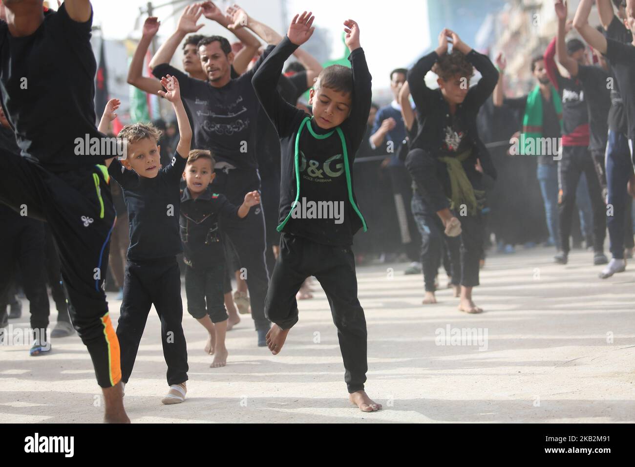 À Karbala, en Irak, sur 30 octobre 2018, des millions de musulmans chiites se rassemblent dans la ville sainte de Karbala, précisément au seuil Saint de Husseiniya chaque année, à l'occasion du 40th anniversaire de l'Imam Hussein, la paix soit sur lui, qui mourut à Karbala il y a plus de mille ans. Où ils saluent le deuil et les condoléances au milieu du seuil, avec la visite de l'Imam et du béni, le grand sanctuaire. (Photo de Sayed Baqer AlKamel/NurPhoto) Banque D'Images