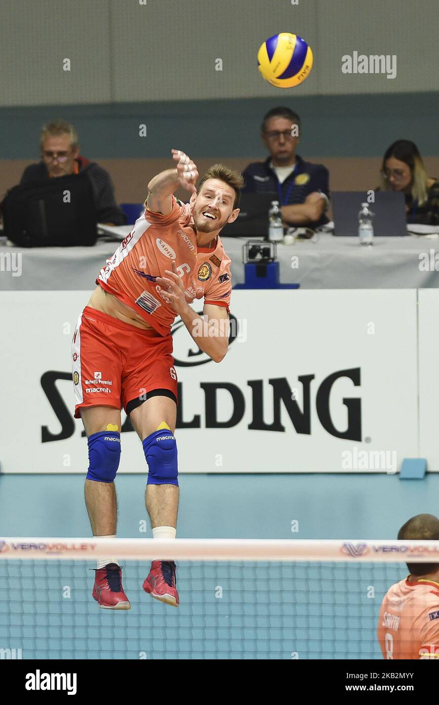 Cristian Gabriel Poglajen (#6 Consar Ravenna) en action pendant la Superlega Serie italienne Un match de volley entre Vero Volley Monza et Consar Ravenna à Monza, Italie le 1st novembre 2018, Monza a gagné 3-1. (Photo de Roberto Finizio/NurPhoto) Banque D'Images