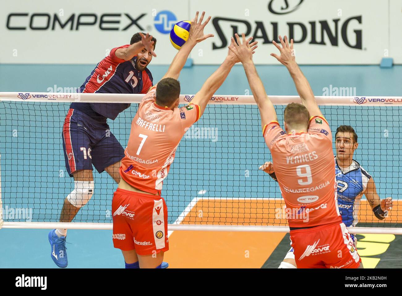 Amir Ghafour (#10 Vero Volley Monza) en action pendant la Superlega Serie italienne Un match de volley entre Vero Volley Monza et Consar Ravenna à Monza, Italie le 1st novembre 2018, Monza a gagné 3-1. (Photo de Roberto Finizio/NurPhoto) Banque D'Images