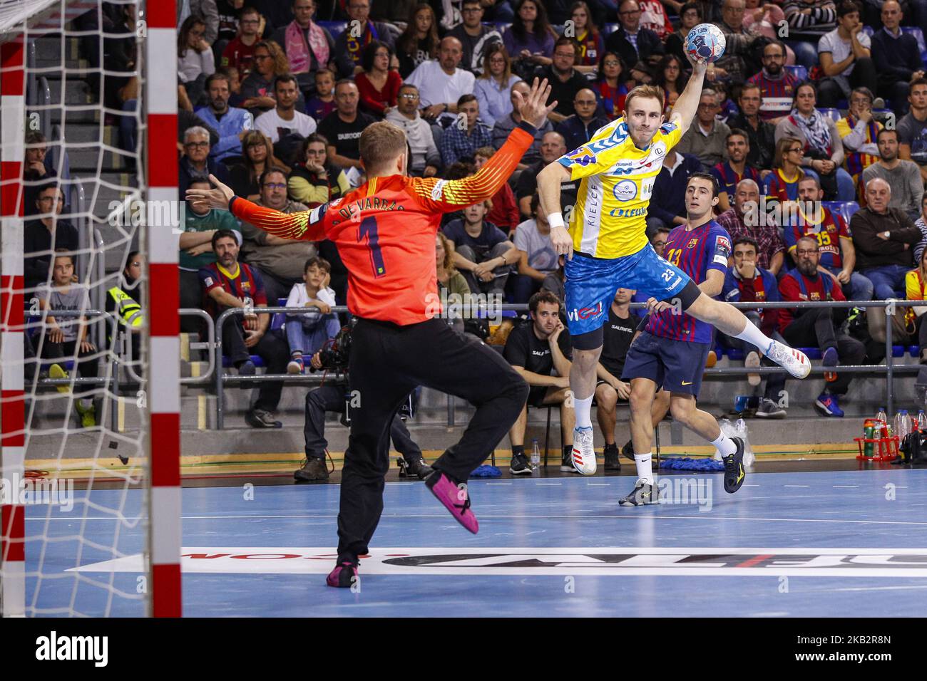 Zorman Uros lors du match entre le FC Barcelona Lassa et le PGE vive Kielce correspondant à la ligue des champions VELUX EHF le 4 novembre 2018 à Barcelone. (Photo de Mikel Trigueros/Urbanandsport/NurPhoto) Banque D'Images