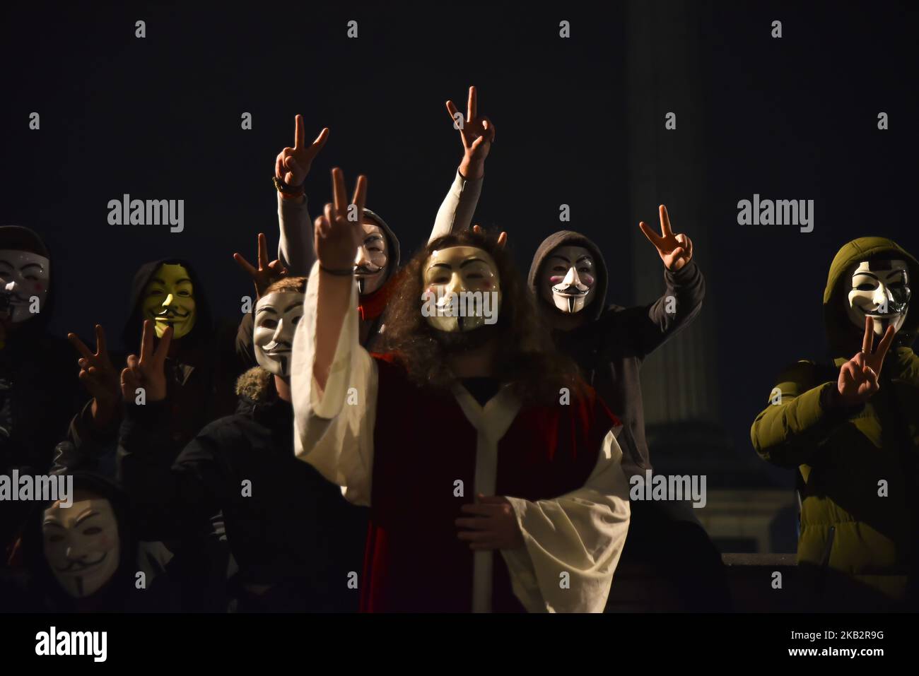 Des manifestants masqués descendent à Londres pour la million Mask March sur Bonfire Night, en agitant des drapeaux et des fusées éclairantes, Londres sur 5 novembre 2018. Dirigée par le groupe international de 'hactiviste' Anonyme, la manifestation anti-establishment voit les manifestants marcher à travers la capitale portant des masques Guy Fawkes. (Photo par Alberto Pezzali/NurPhoto) Banque D'Images