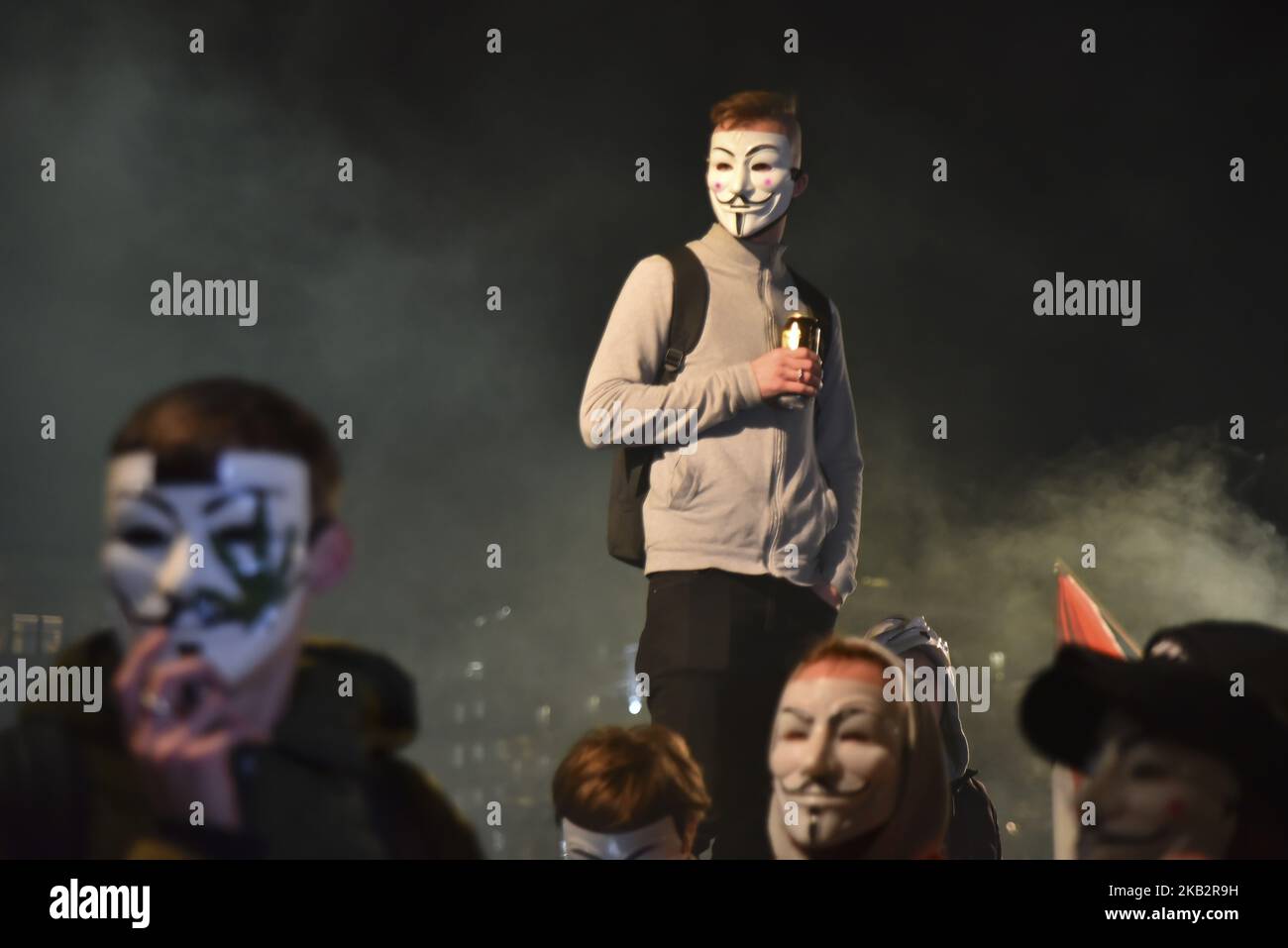 Des manifestants masqués descendent à Londres pour la million Mask March sur Bonfire Night, en agitant des drapeaux et des fusées éclairantes, Londres sur 5 novembre 2018. Dirigée par le groupe international de 'hactiviste' Anonyme, la manifestation anti-establishment voit les manifestants marcher à travers la capitale portant des masques Guy Fawkes. (Photo par Alberto Pezzali/NurPhoto) Banque D'Images