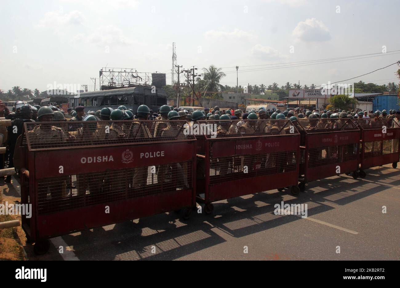 Les fermiers villageois sont vus sur la route nationale entre la ville jumelle de Cuttack-Bhubaneswar alors qu'ils ont été arrêtés par la police lorsqu'ils s'approchent de la ville de Bhubaneswar, la capitale de l'État indien de l'est, le 5 novembre 2018, après avoir marché d'une semaine depuis leurs villageois vivants pour leur rassemblement de protestation sur la demande de la hausse des prix de leurs produits, de donner des pensions de vieux agriculteurs et aussi de leur donner du prestige comme ils se nourrissent pour la nation. (Photo de NurPhoto) Banque D'Images