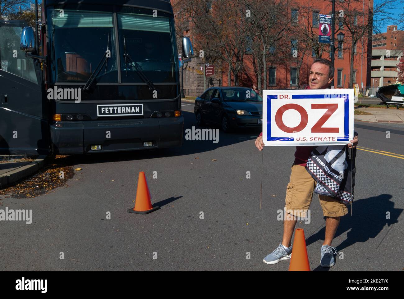 Wilkes barre, États-Unis. 03rd novembre 2022. Aman porte un panneau de campagne pour Mehment Oz, devant le bus John Fettermans à un arrêt de campagne. Pennsylvanie Lt. Gov. John Fetterman, un candidat démocrate au Sénat américain contre Mehmet Oz, a parlé à ses partisans lors d'un événement de campagne avant les élections du mardi. Crédit : SOPA Images Limited/Alamy Live News Banque D'Images