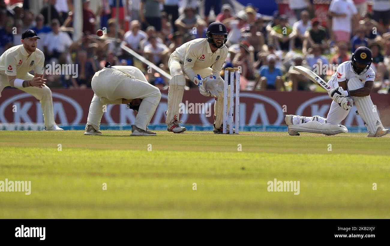 Le cricketer sri lankais Niroshan Dickwella joue un tir le cricketer anglais Rory Burns (2L) est touché pendant les 2nd jours de jeu du premier match de cricket d'essai entre le Sri Lanka et l'Angleterre au stade international de cricket de Galle, Galle, Sri Lanka. 11-07-2018 (photo de Thharaka Basnayaka/NurPhoto) Banque D'Images