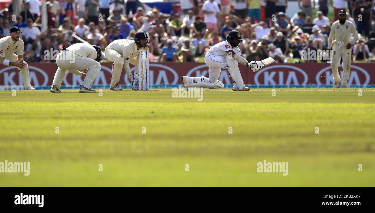 Le cricketer sri lankais Niroshan Dickwella joue un tir le cricketer anglais Rory Burns (2L) réagit pendant les 2nd jours de jeu du premier match de cricket d'essai entre le Sri Lanka et l'Angleterre au stade de cricket international de Galle, Galle, Sri Lanka. 11-07-2018 (photo de Thharaka Basnayaka/NurPhoto) Banque D'Images