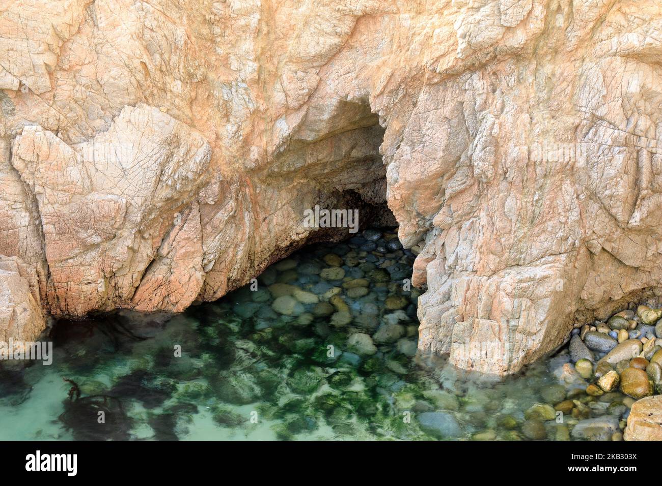Grotte cachée à Soberanes point. Carmel-by-the-Sea, Californie, États-Unis. Banque D'Images