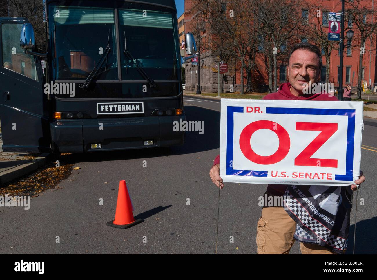 Wilkes barre, États-Unis. 03rd novembre 2022. Un homme porte un panneau de campagne pour Mehment Oz, devant le bus John Fettermans à un arrêt de campagne. Pennsylvanie Lt. Gov. John Fetterman, un candidat démocrate au Sénat américain contre Mehmet Oz, a parlé à ses partisans lors d'un événement de campagne avant les élections du mardi. (Photo par Aimee Dilger/SOPA Images/Sipa USA) crédit: SIPA USA/Alay Live News Banque D'Images