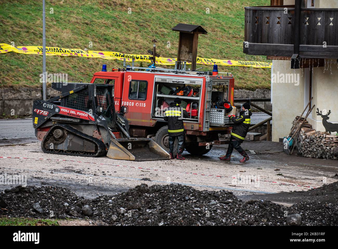 Un escavateur défrichant une route en catastrophe dans la ville de Rocca Pietore, les Dolomites italiennes, province de Belluno, avec le Serrai di Sottoguda détruit et déchiré par le mauvais temps le 7 novembre 2018. (Photo de Roberto Silvino/NurPhoto) Banque D'Images